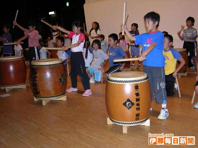 宮田小4年1組が村商工祭で太鼓を披露