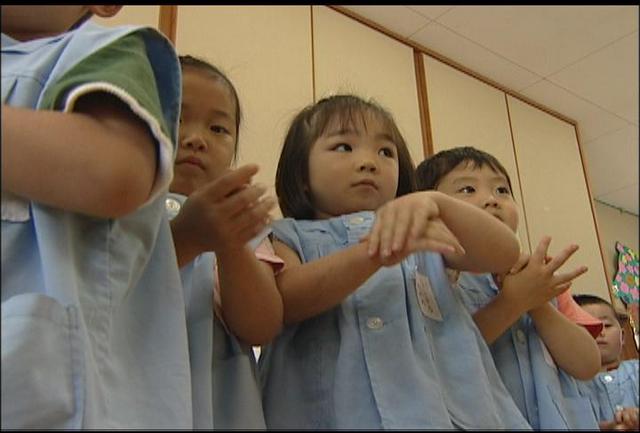 園児が正しい手洗い学ぶ