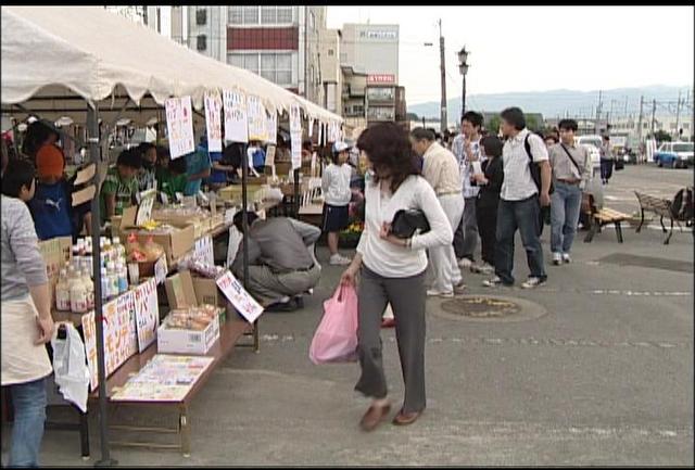 伊那北駅前で伊那小児童が朝市