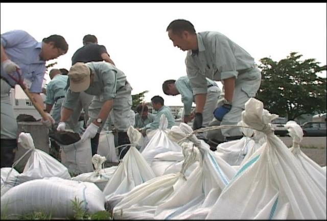 市役所で土のう作り講習会