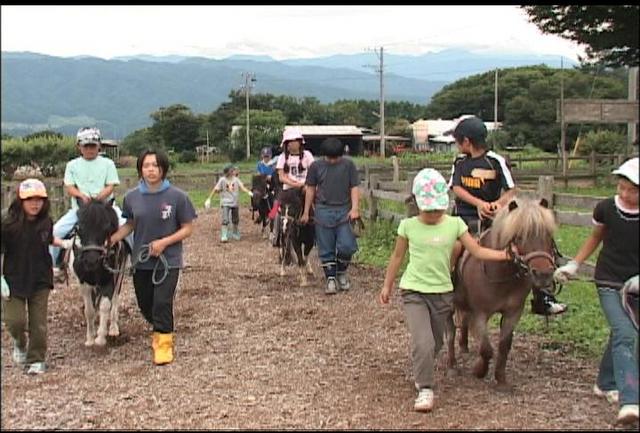 子どもたちが乗馬に挑戦