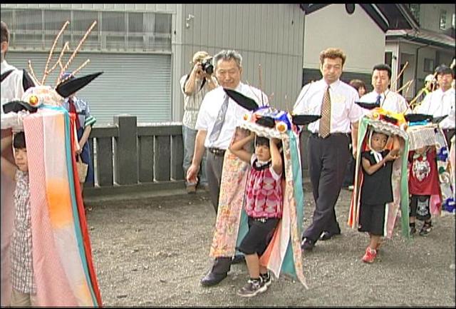 箕輪町南宮神社例大祭で鹿頭行列