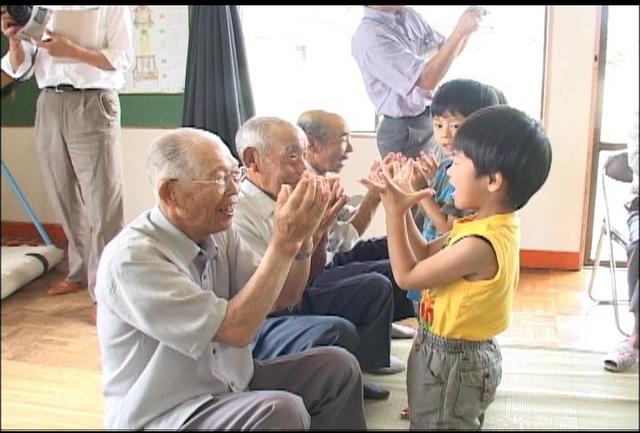 園児がお年寄りと交流