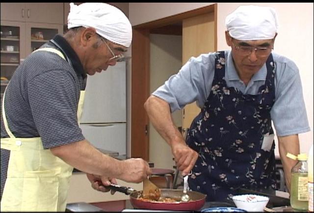 富県公民館　よろず講座の男性が料理に挑戦