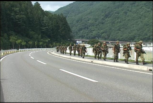 陸上自衛隊が伊那市内で行進訓練