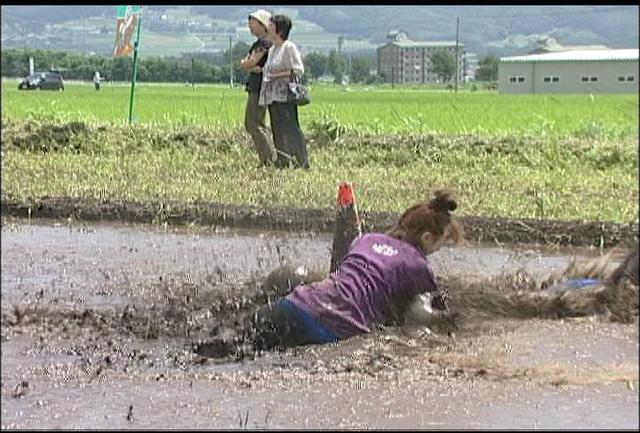 泥の中でスポーツ　べとリンピック