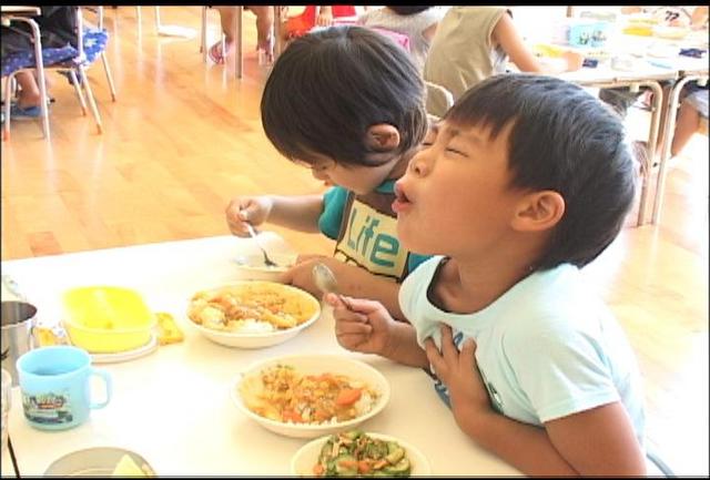 上古田保育園の園児がカレー作り