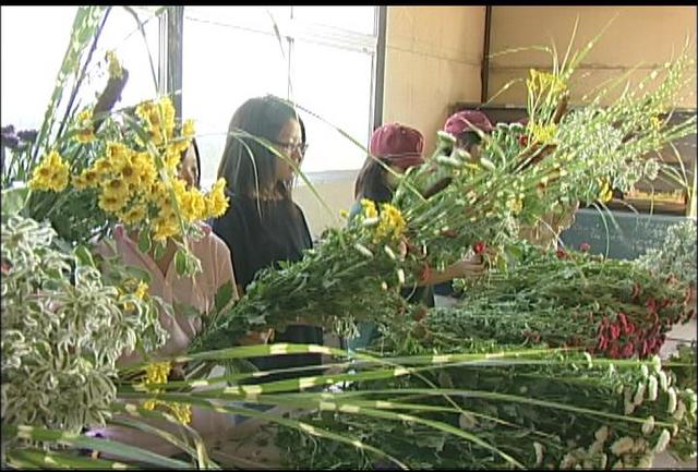 上農生が盆花準備