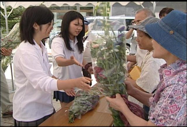 上農高校伝統の盆花市