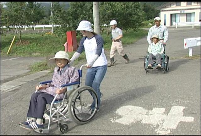 箕輪町上古田で福祉避難訓練