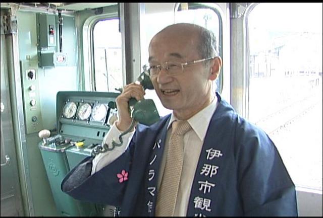 電車の中で伊那市観光ボラガイドがPR