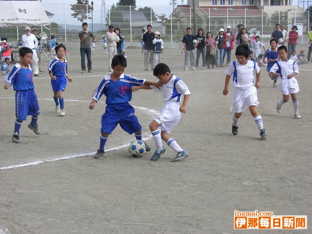 宮田村で園児や低学年児童がサッカーで熱戦