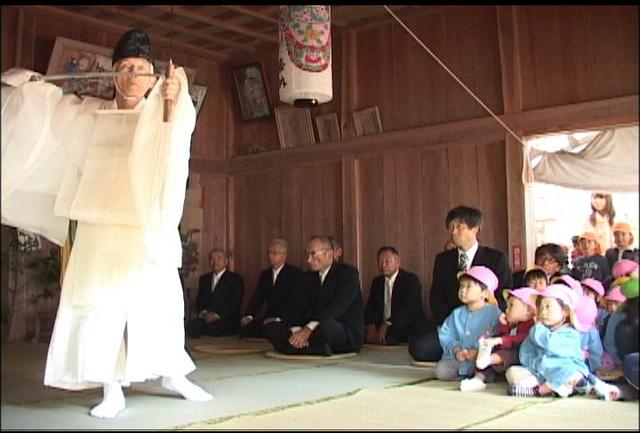 西山神社に伝統の舞を奉納