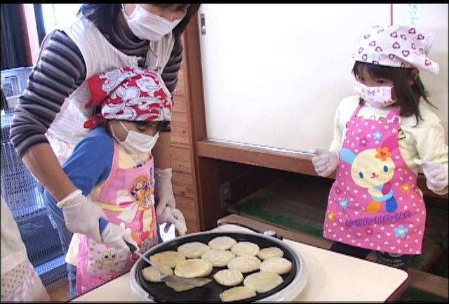 園児がジャガイモを料理