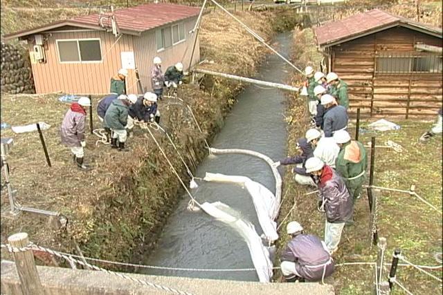 新山川で油流出想定訓練