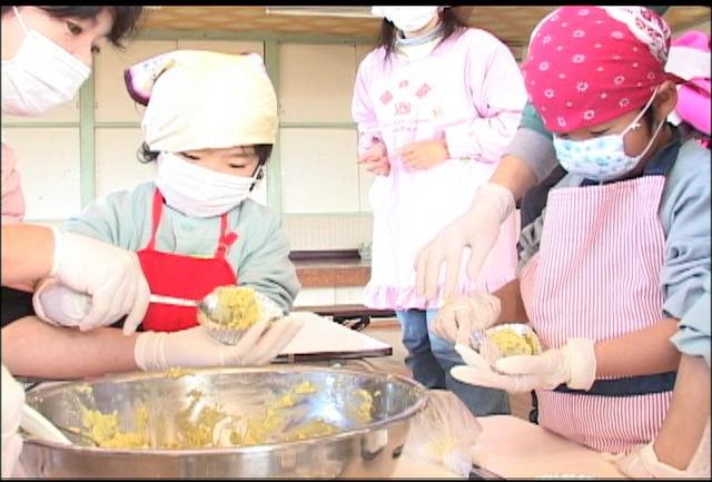 おごち保育園の親子がスイートポテト作り