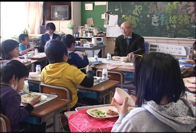 手良小に天竜川漁協がアユ給食の贈り物