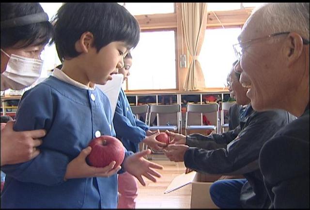 村営農センター　園児にリンゴをプレゼント