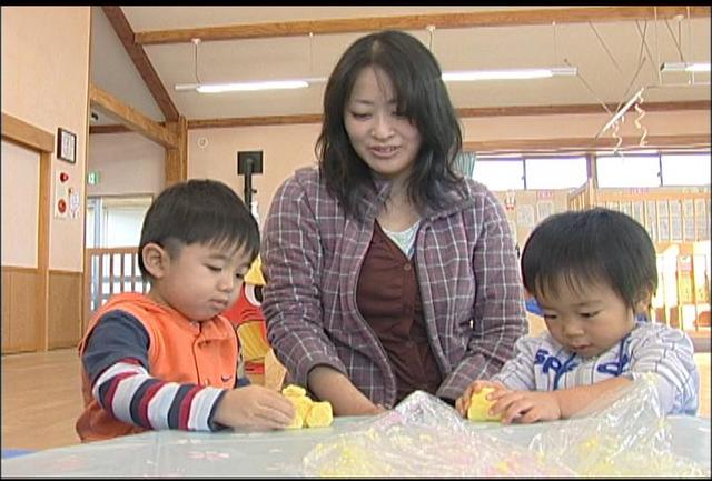 親子が小麦粉粘土で遊ぶ