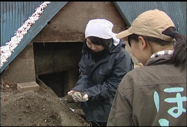 ますみヶ丘で炭の窯出し