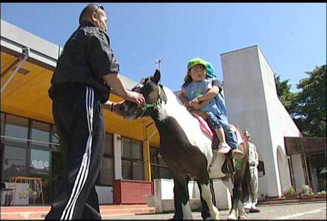 手良保育園でポニーの乗馬体験