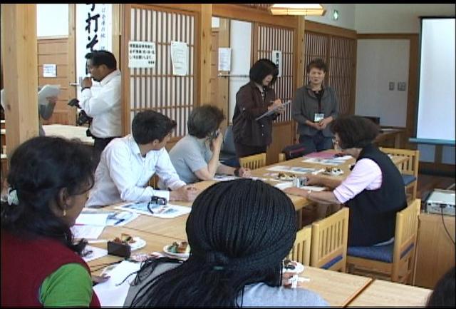 海外の研修員が農村女性の活動視察