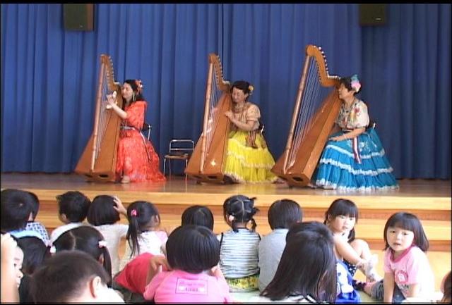 誕生日会でアルパ演奏