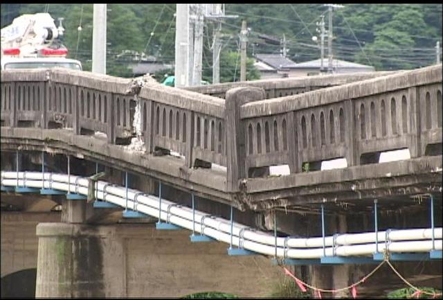 天竜橋が陥没　通行止めに