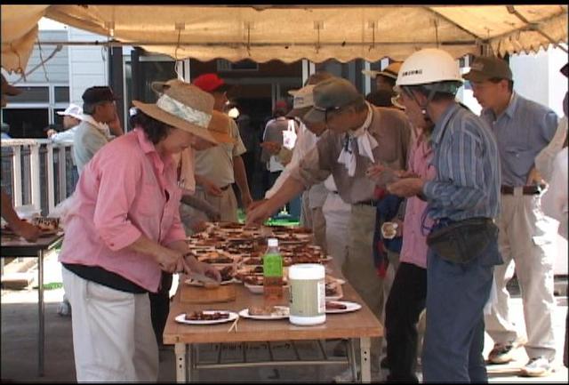 西春近住民が手作り燻製で交流