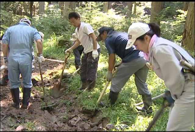 水無山で信大生と区民が整備作業