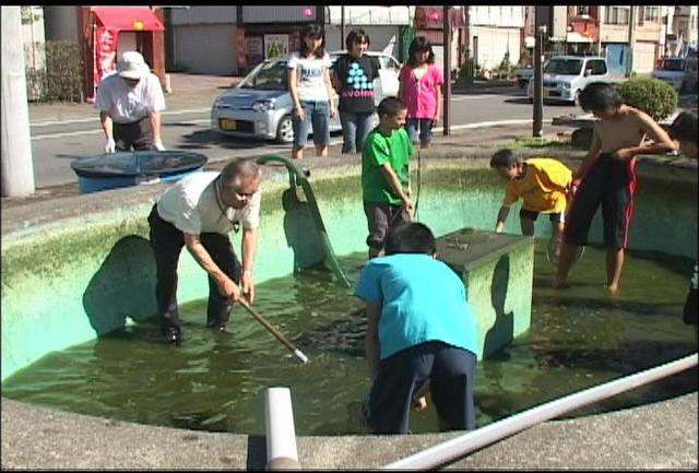 伊那小夏組の卒業生　伊那北駅前の池の水抜き作業に参加