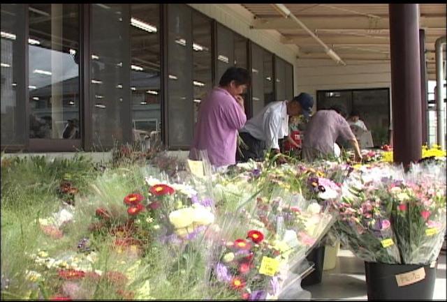 あじ～なで盆花市