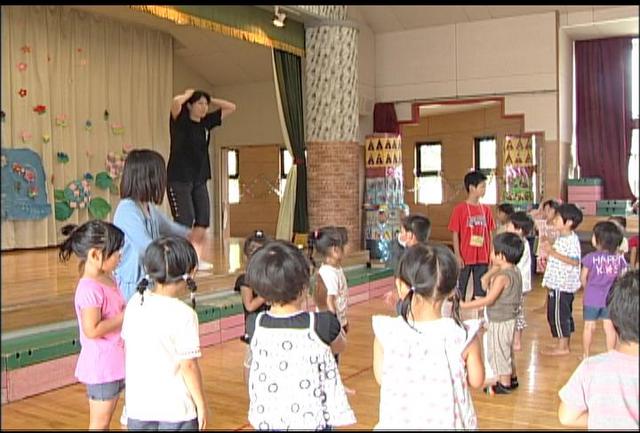 小学生と保育園児が英語で交流