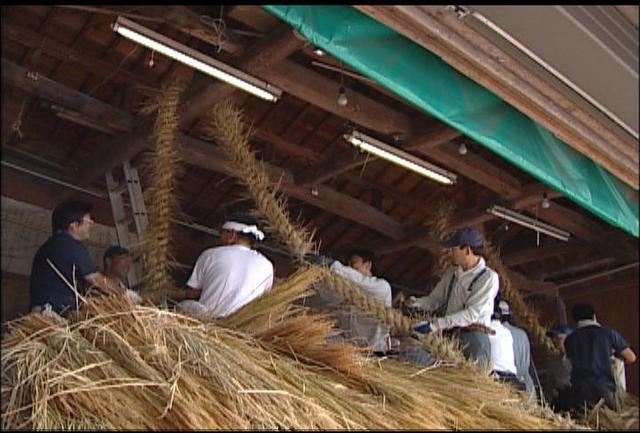 諏訪形御柱　山出しを前に縄綯い