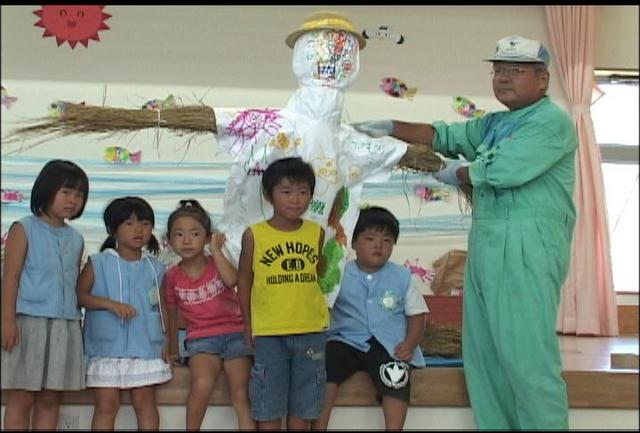 富県保育園児　かかし作り