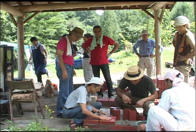 新山で絆深める「石窯」づくり体験