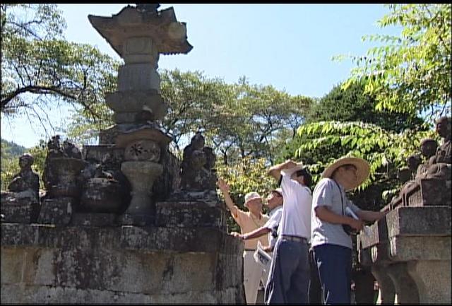 無量寺の石仏　町審議委員などが視察