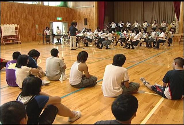 上伊那農業高校吹奏楽部が伊那養護学校で演奏・交流