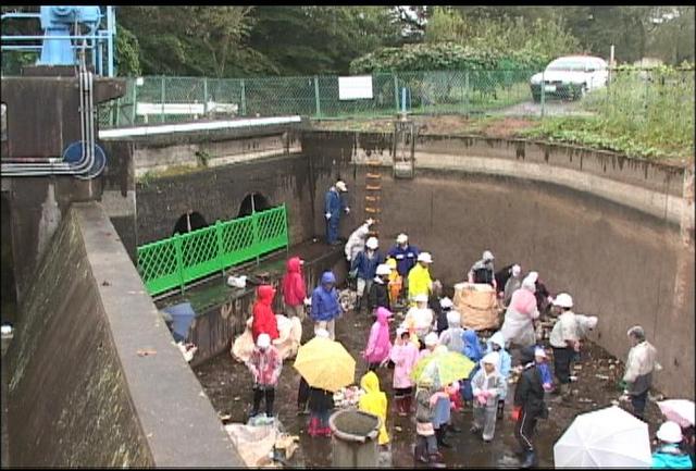 伊那小児童　西天水路を掃除