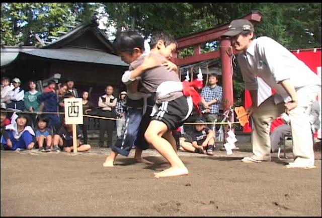 荒井神社例大祭で子ども相撲奉納