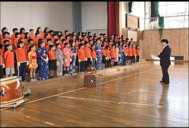 東京芸大教授が小学生に指導