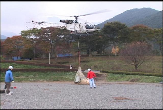 西駒山荘からヘリで荷下げ