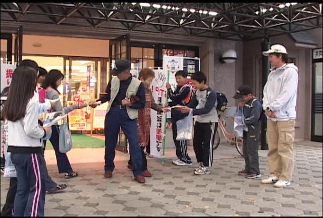 伊那東小学校6年生　街頭啓発