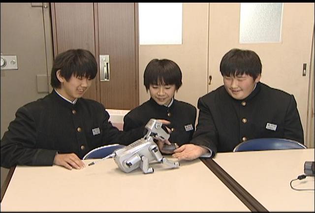 犬のロボットを中学校に寄贈