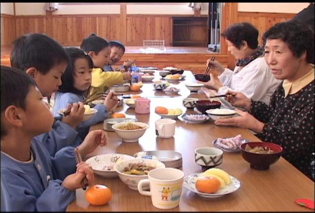 伊那西部保育園　さつま汁で収穫祭