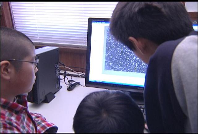 子ども達が小惑星探査を体験