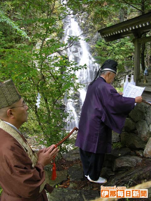宮田村不動滝で神仏習合の例祭