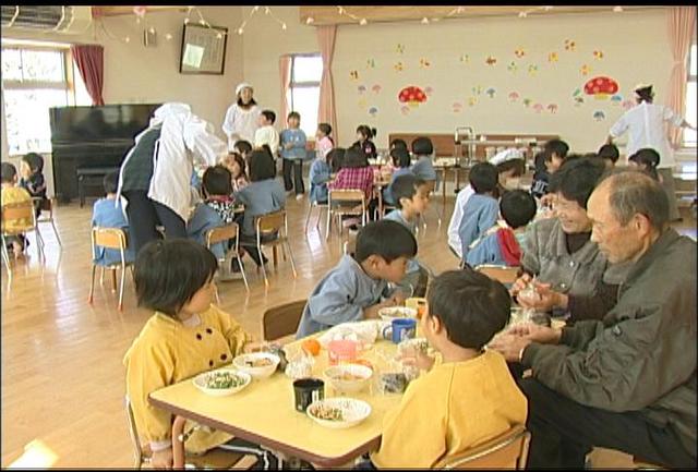 富県保育園　落穂拾いでとれた米でおにぎりパーティー