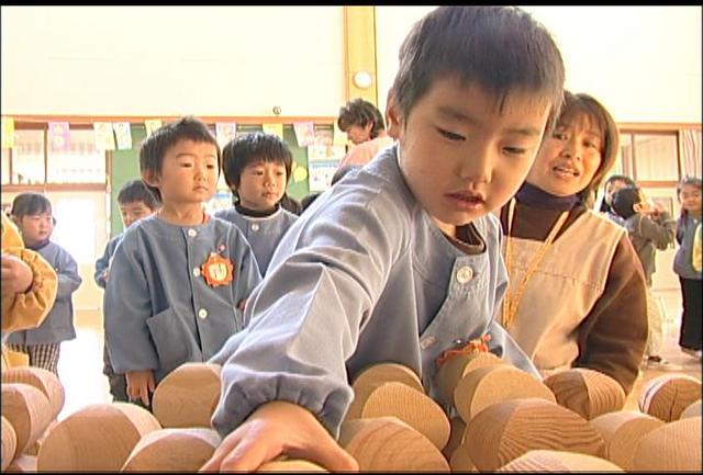 酒井一さん木目ダルマを保育園に寄贈