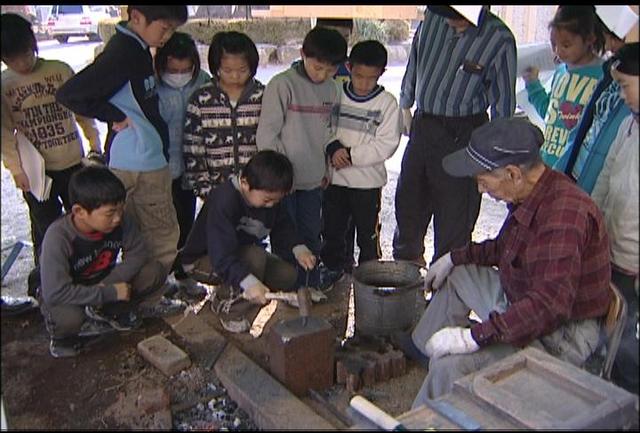 美篶小学校資料館　鍛冶屋の実演